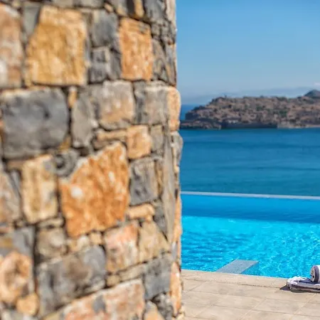 Plaka Villa *