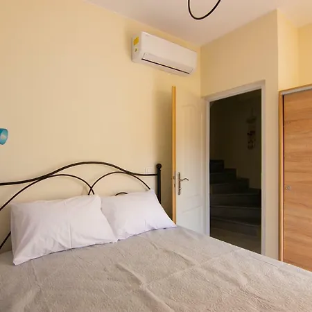 Lilas Traditional Maisonette Ferienhaus *